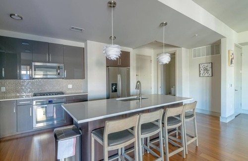 Houston Apartment | Landing | Modern 2BD, Pool, Gym