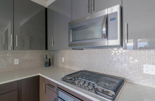 Houston Apartment | Landing | Modern 2BD, Pool, Gym