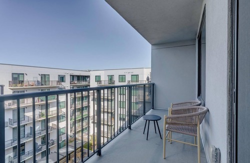 Houston Apartment | Landing | Modern 2BD, Pool, Gym