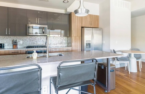 Houston Apartment | Landing | Modern 2BD, Pool, Gym