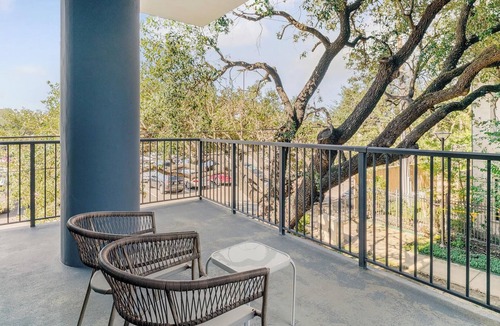 Houston Apartment | Landing | Modern 2BD, Pool, Gym