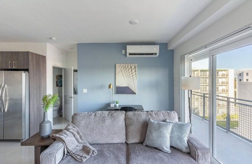 Naranja Apartment | Landing | Modern 2BD, Pool, Gym