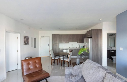 Naranja Apartment | Landing | Modern 2BD, Pool, Gym