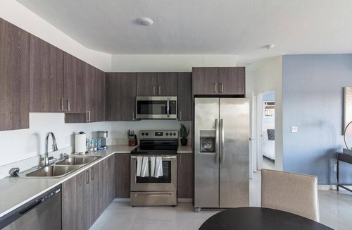 Naranja Apartment | Landing | Modern 2BD, Pool, Gym