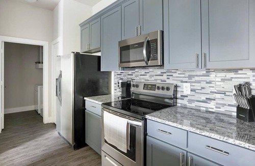 Nassau Bay Apartment | Landing | Modern 2BD, Gym, Pool