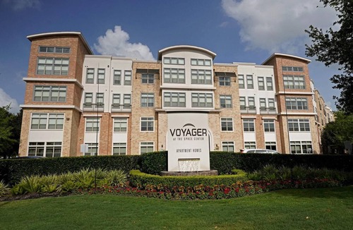 Nassau Bay Apartment | Landing | Modern 2BD, Gym, Pool