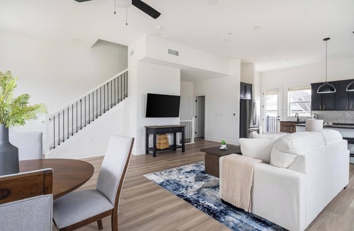 Lee's Summit Apartment | Landing | Modern 2BD in Lee's Summit
