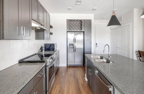 Ferndale Apartment | Landing | Modern 2BD, Pool, Yoga Studio