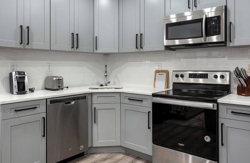 Spruce Hill Apartment | Landing | Modern 2BD, Gym