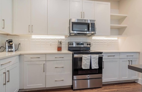 Wetmore Apartment | Landing | Modern 2BD, Yoga Studio, Gym