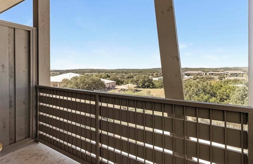 Stone Oak Apartment | Landing | Modern 2BD, Pool, Game Room