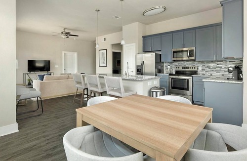 Nassau Bay Apartment | Landing | Modern 2BD, Yoga Studio, Pool
