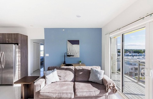 Naranja Apartment | Landing | Modern 3BD, Gym, Pool
