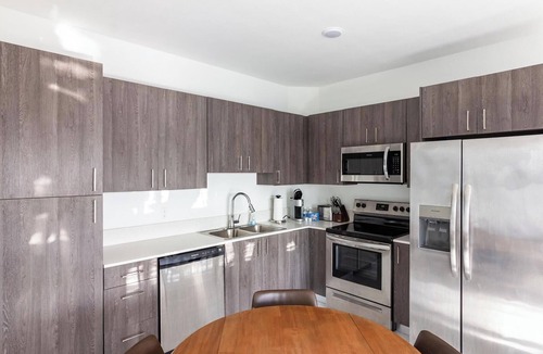 Naranja Apartment | Landing | Modern 3BD, Gym, Pool