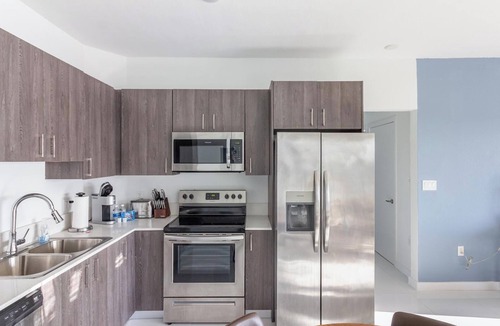 Naranja Apartment | Landing | Modern 3BD, Gym, Pool