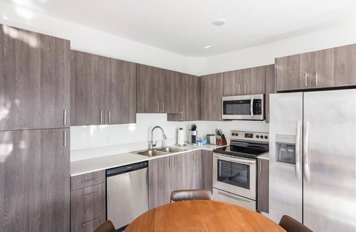 Naranja Apartment | Landing | Modern 3BD, Gym, Pool