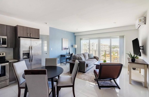 Naranja Apartment | Landing | Modern 3BD, Gym, Pool