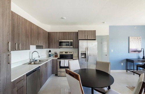 Naranja Apartment | Landing | Modern 3BD, Gym, Pool