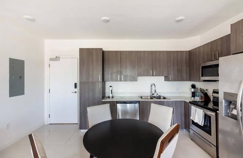Naranja Apartment | Landing | Modern 3BD, Gym, Pool