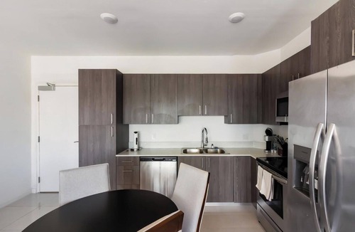 Naranja Apartment | Landing | Modern 3BD, Gym, Pool