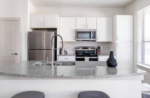 Waller Apartment | Landing | Modern 3BD, Pool, Gym