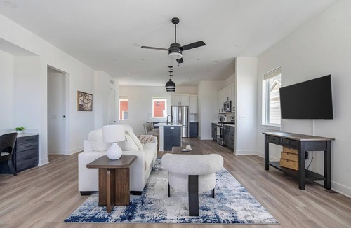 Lee's Summit Apartment | Landing | Modern 3BD in Lee's Summit