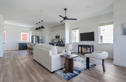 Lee's Summit Apartment | Landing | Modern 3BD in Lee's Summit