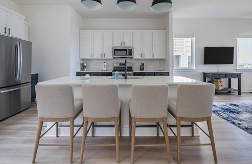 Lee's Summit Apartment | Landing | Modern 3BD in Lee's Summit