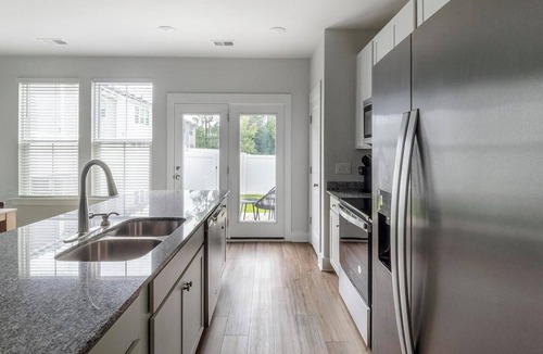 Summerville Apartment | Landing | Modern 3BD, Gym, Yoga Studio
