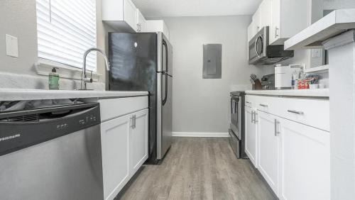 Durham Apartment | Landing - Modern Apartment with Amazing Amenities (ID9307X04)
