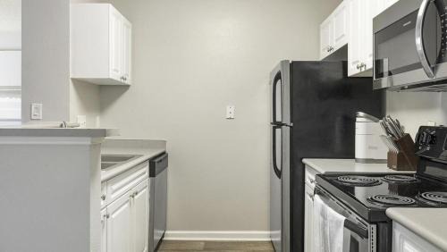Durham Apartment | Landing Modern Apartment with Amazing Amenities (ID7073X01)