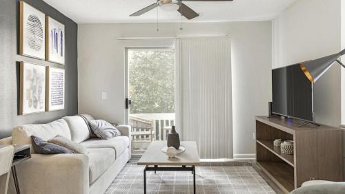 Durham Apartment | Landing Modern Apartment with Amazing Amenities (ID7073X01)
