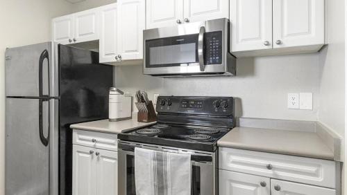 Durham Apartment | Landing Modern Apartment with Amazing Amenities (ID7073X01)