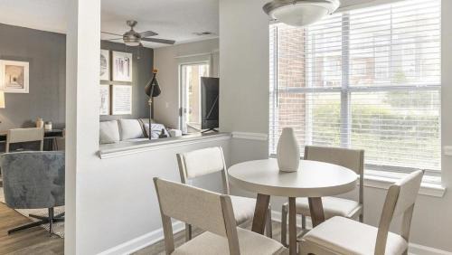 Durham Apartment | Landing Modern Apartment with Amazing Amenities (ID7073X01)