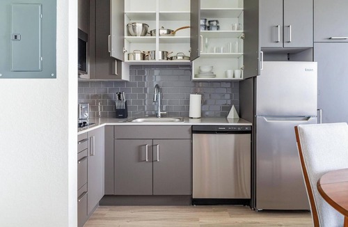 Golden Gate Apartment | Landing | Modern Studio, Clubhouse, Courtyard