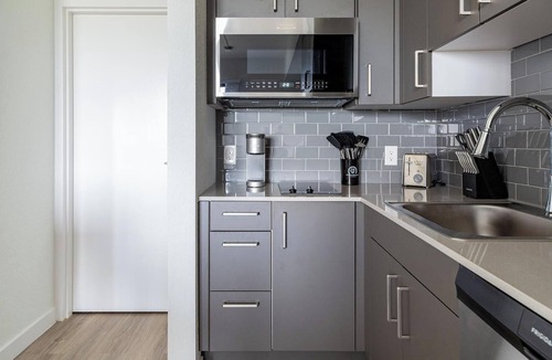 Golden Gate Apartment | Landing | Modern Studio, Clubhouse, Courtyard