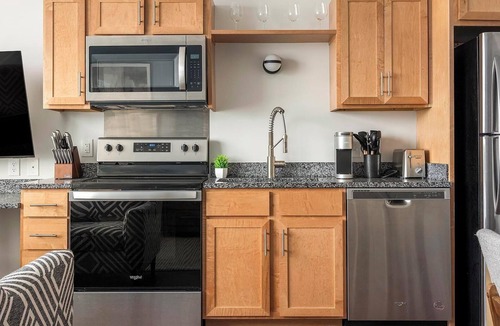 Five Points South Apartment | Landing | Modern Studio, Pool, Gym