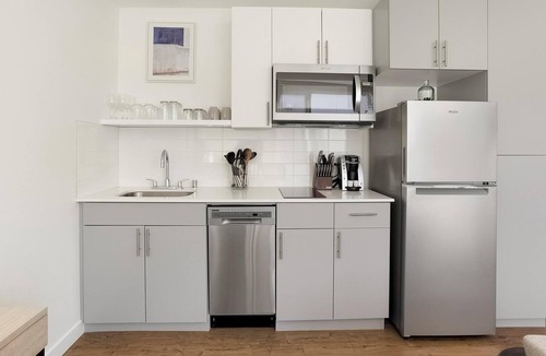 Mann Apartment | Landing | Modern Studio, Courtyard, Rooftop Lounge