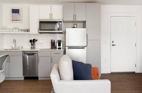 Mann Apartment | Landing | Modern Studio, Courtyard, Rooftop Lounge