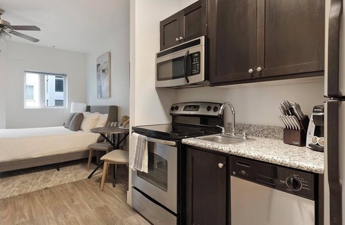 Pearl District Apartment | Landing | Modern Studio, Gym, Courtyard