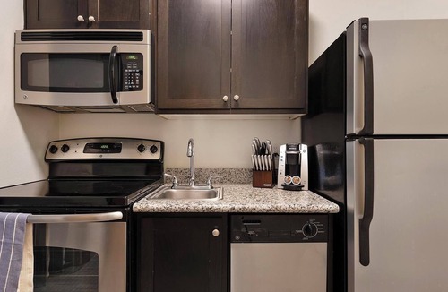 Pearl District Apartment | Landing | Modern Studio, Gym, Courtyard
