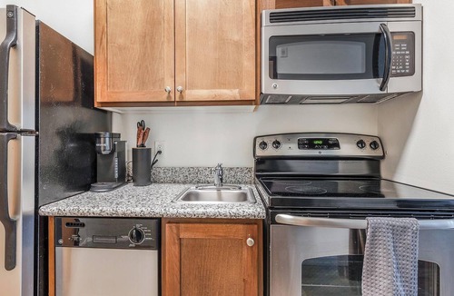 Pearl District Apartment | Landing | Modern Studio, Courtyard, Gym