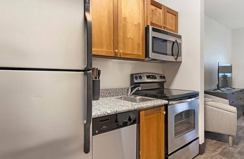 Pearl District Apartment | Landing | Modern Studio, Courtyard, Gym