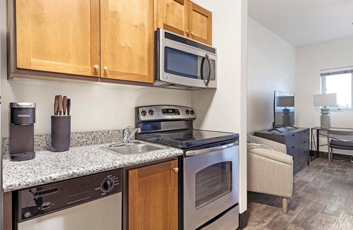 Pearl District Apartment | Landing | Modern Studio, Courtyard, Gym