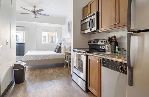 Pearl District Apartment | Landing | Modern Studio, Courtyard, Gym