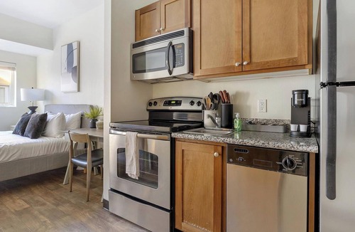 Pearl District Apartment | Landing | Modern Studio, Courtyard, Gym