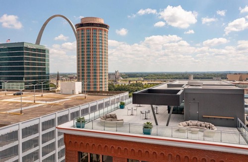 Downtown St. Louis Apartment | Landing | Modern Studio, Gym, Rooftop Lounge