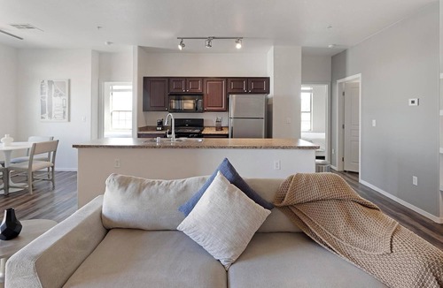 Sunrise Manor Apartment | Landing | Modern 2BD, Gym