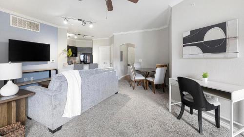 Del Mar Apartment | Landing Spectacular 2BD Clubhouse