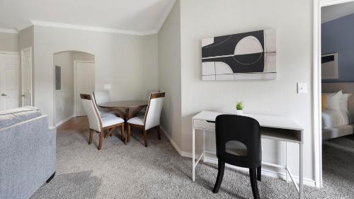 Del Mar Apartment | Landing Spectacular 2BD Clubhouse